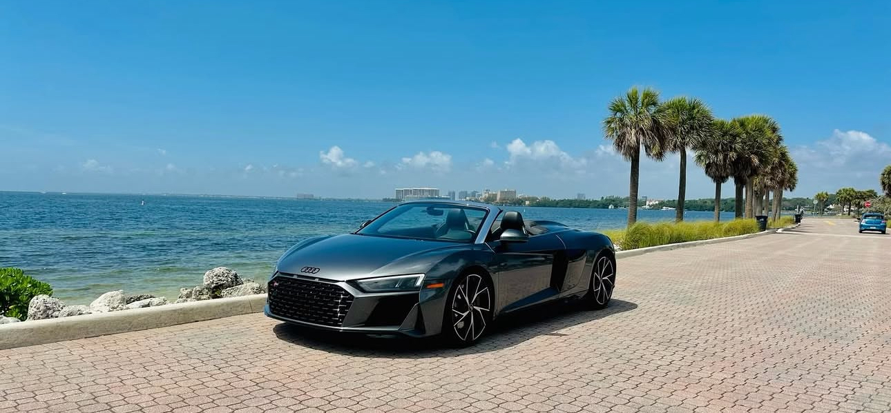 Audi R8 Spyder photo 1